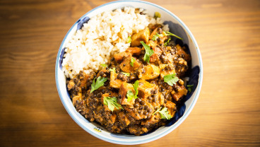 Curry z czarnej soczewicy z tofu i ryżem