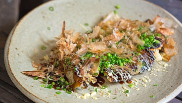 Gyoza z wieprzowiną i pachnotką w stylu okonomiyaki
