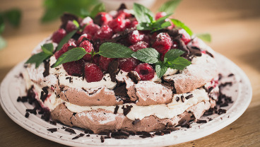 Tort Dacquoise z czekoladą