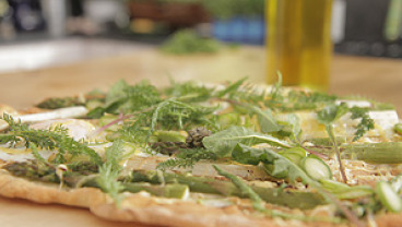 Domowa pizza ze szparagami i dzikimi ziołami